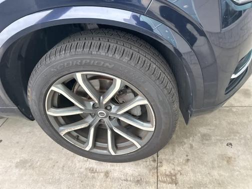 2016 Volvo XC90 T6 Momentum