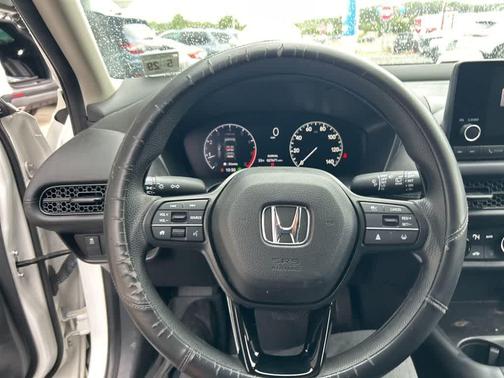 Platinum White Pearl 2024 Honda HR-V LX