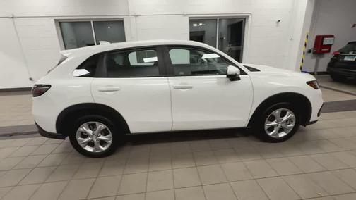 Platinum White Pearl 2024 Honda HR-V LX