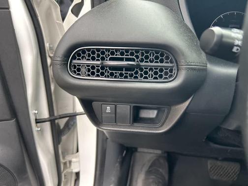 Platinum White Pearl 2024 Honda HR-V LX