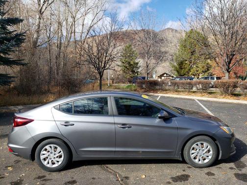2019 Hyundai ELANTRA SE