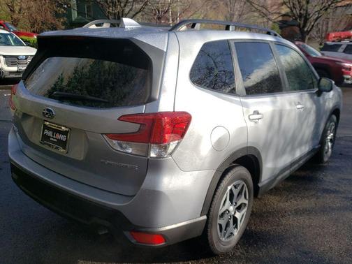 Ice Silver Metallic 2022 Subaru Forester Premium