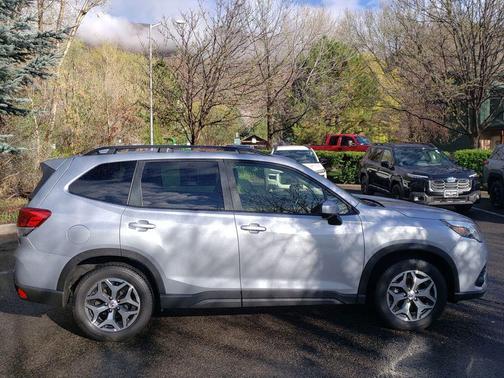 Ice Silver Metallic 2022 Subaru Forester Premium