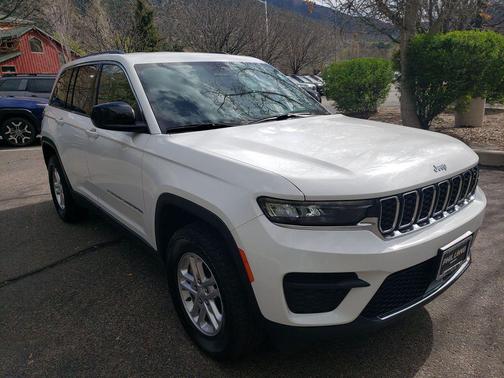Bright White Clearcoat 2023 Jeep Grand Cherokee Laredo