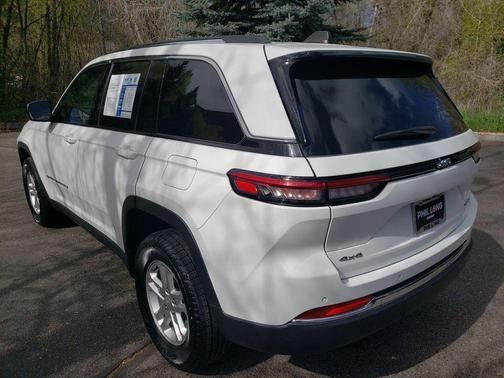 Bright White Clearcoat 2023 Jeep Grand Cherokee Laredo
