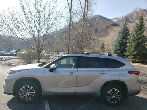 2023 Toyota Highlander Hybrid XLE