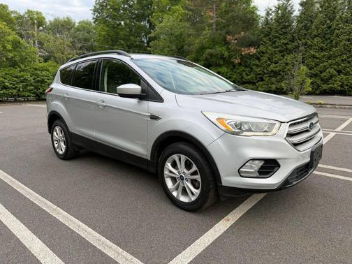 Ingot Silver Metallic 2017 Ford Escape SE