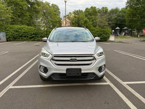 Ingot Silver Metallic 2017 Ford Escape SE