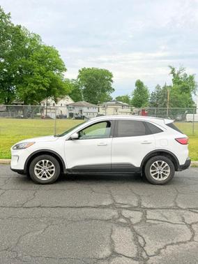 Oxford White 2020 Ford Escape SE