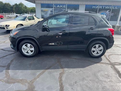 Mosaic Black Metallic 2022 Chevrolet Trax LT
