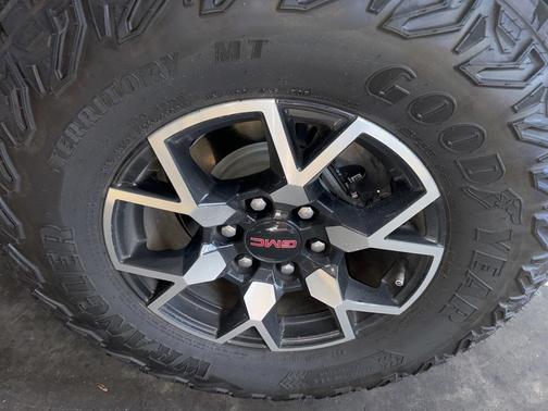 2024 GMC Canyon AT4X