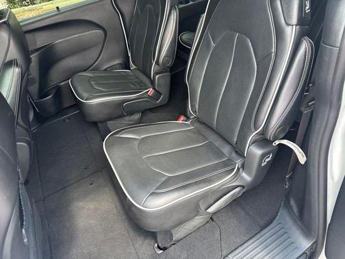 Bright White Clearcoat 2025 Chrysler Pacifica Limited