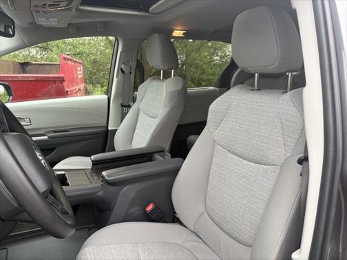 2022 Toyota Sienna LE