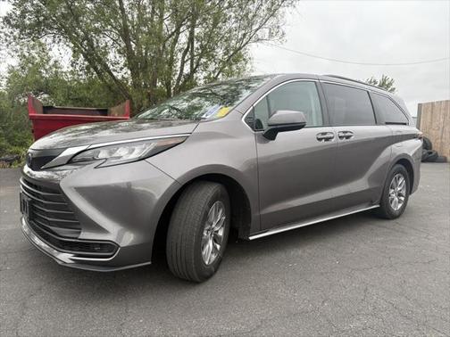 2022 Toyota Sienna LE