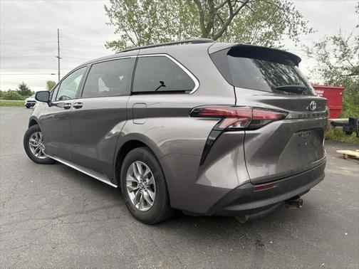 2022 Toyota Sienna LE