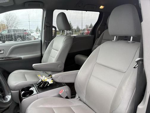 2020 Toyota Sienna XLE
