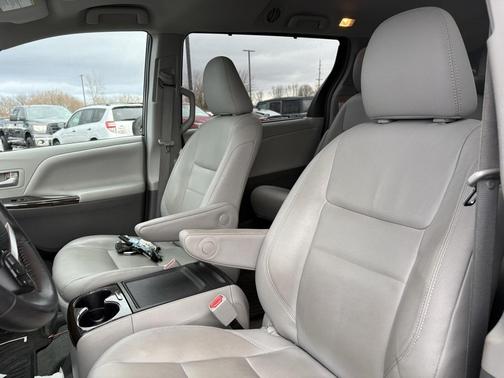 2017 Toyota Sienna XLE