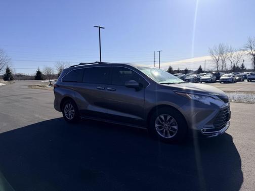 2021 Toyota Sienna XLE 8 Passenger