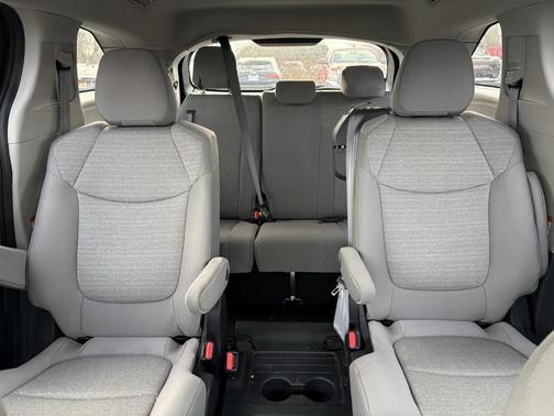 2023 Toyota Sienna LE