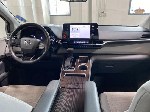 2023 Toyota Sienna LE