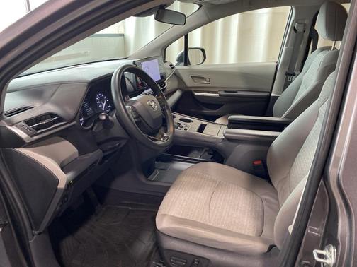 2023 Toyota Sienna LE