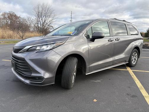 2023 Toyota Sienna LE
