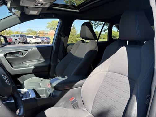 2022 Toyota RAV4 Hybrid SE