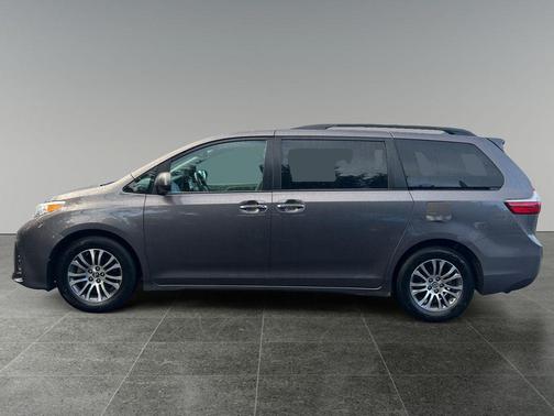 2019 Toyota Sienna XLE