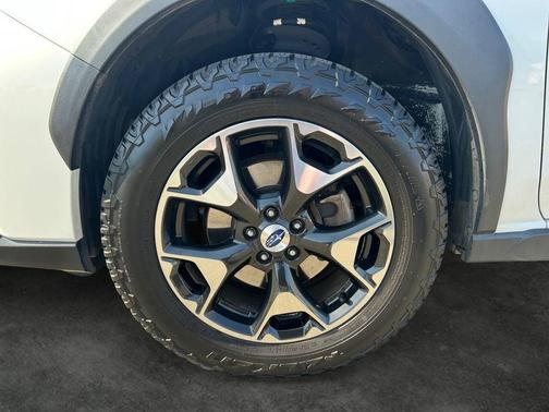 Crystal White Pearl 2018 Subaru Crosstrek 2.0i Premium