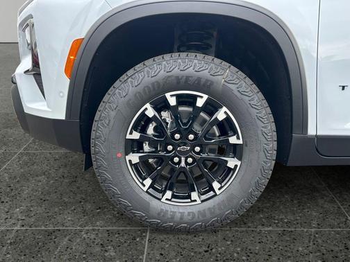 Polar White Tricoat 2026 Chevrolet Traverse AWD Z71