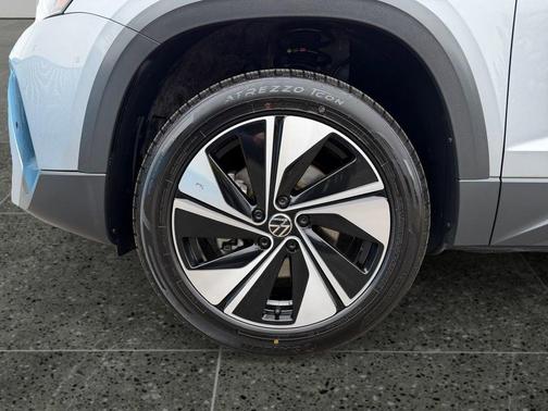 Pyrite Silver Metallic 2025 Volkswagen Taos 1.5T SE