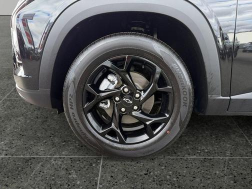 Mosaic Black Metallic 2026 Chevrolet Trax LT