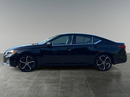 Super Black 2025 Nissan Altima SR FWD