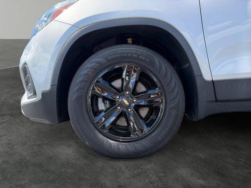 Silver Ice Metallic 2022 Chevrolet Trax LT