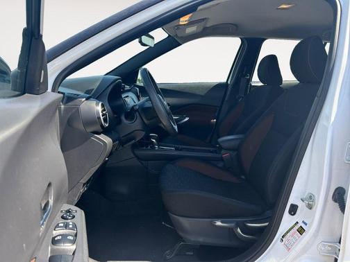 Aspen White/Super Black 2021 Nissan Kicks SR