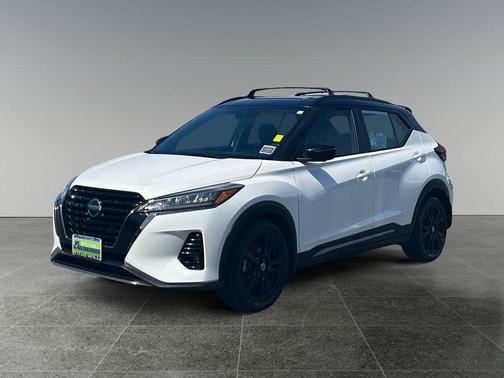 Aspen White/Super Black 2021 Nissan Kicks SR