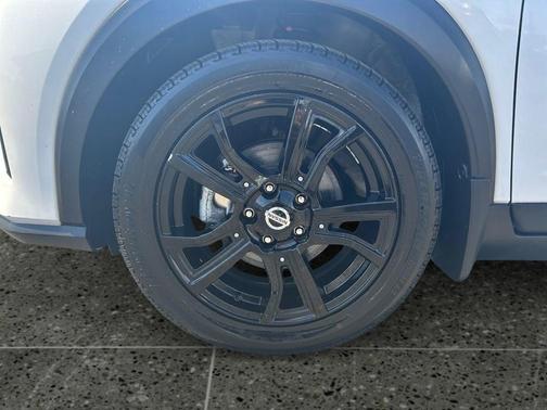 Aspen White/Super Black 2021 Nissan Kicks SR