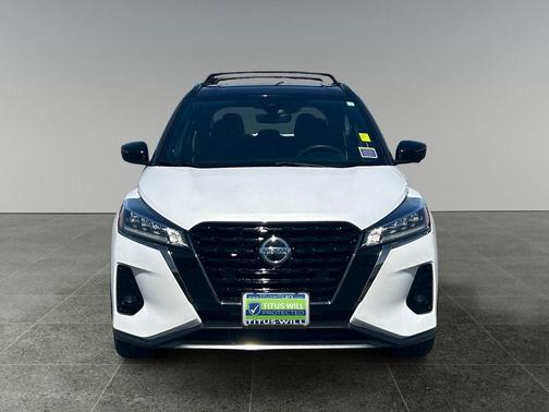Aspen White/Super Black 2021 Nissan Kicks SR