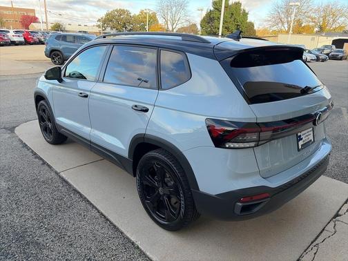 2025 Volkswagen Taos 1.5T SE Black