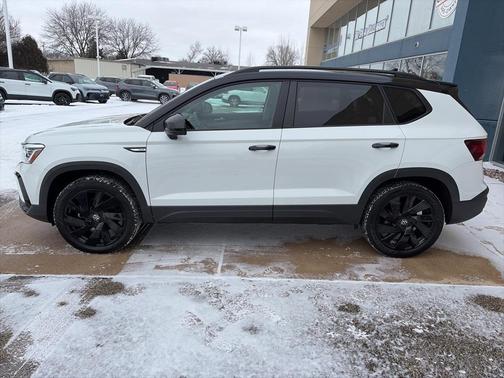 2024 Volkswagen Taos 1.5T SE Black