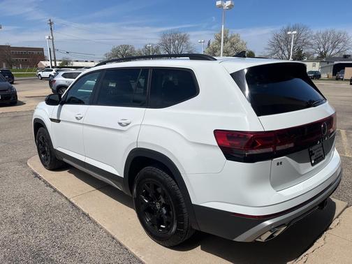 2024 Volkswagen Atlas 2.0T Peak Edition SE w/Technology