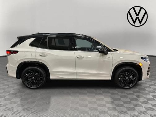 2025 Volkswagen Tiguan 2.0T SE R-Line Black