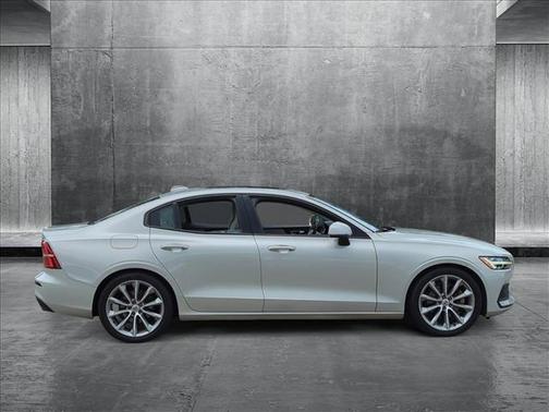 2020 Volvo S60 T5 Momentum