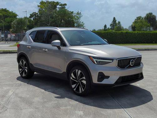 2024 Volvo XC40 B5 Ultimate Bright Theme
