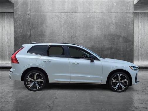 2023 Volvo XC60 B5 Ultimate Dark Theme
