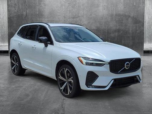 2023 Volvo XC60 B5 Ultimate Dark Theme
