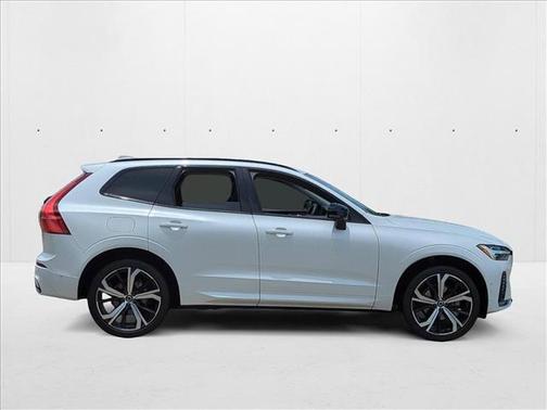 2023 Volvo XC60 B5 Ultimate Dark Theme