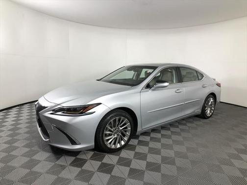 Silver Lining Metallic 2019 Lexus ES 300h Luxury