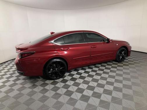 2023 Lexus ES 300h F SPORT Handling