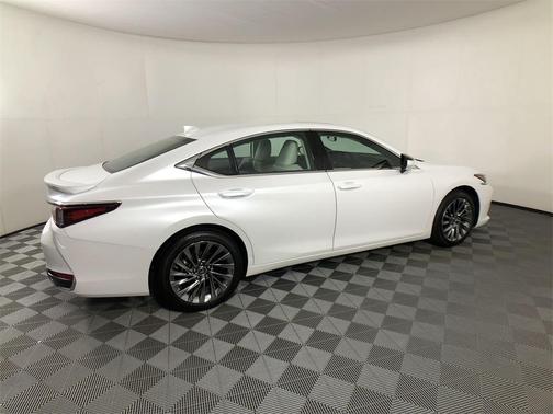 2025 Lexus ES 300h Ultra Luxury
